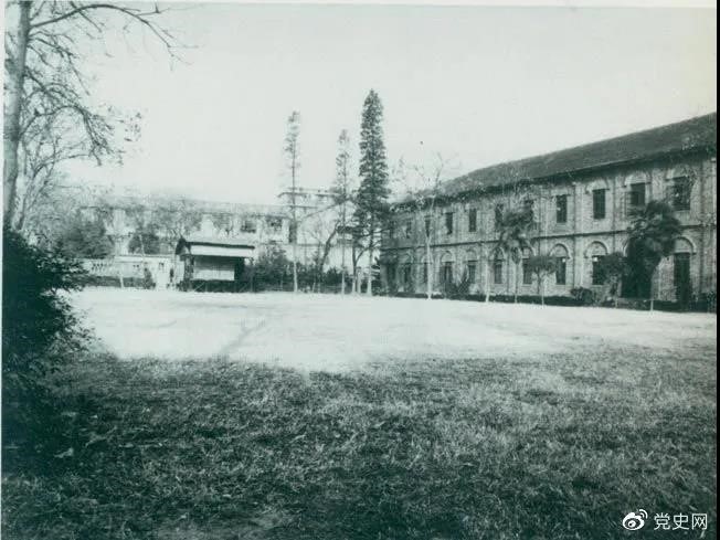 　　1927年3月18日，毛澤東出席在武昌舉行的河南武裝農(nóng)民代表大會，并作湖南農(nóng)運(yùn)狀況報(bào)告。圖為大會會場——武昌農(nóng)講所大操場。