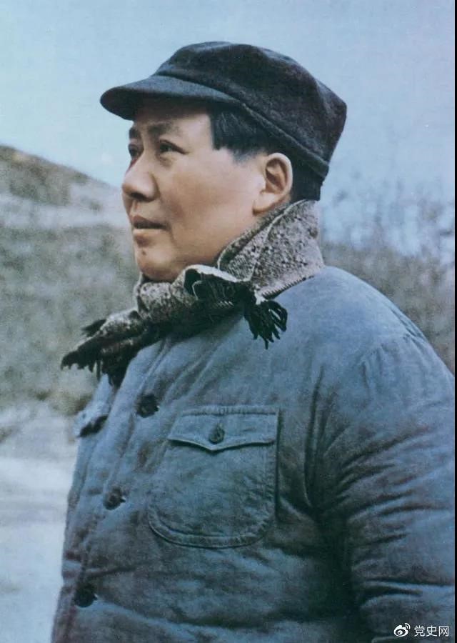 　　1947年3月18日，中共中央機(jī)關(guān)主動撤離延安。毛澤東和周恩來、任弼時(shí)等繼續(xù)留在陜北，指揮全國人民解放戰(zhàn)爭。這是轉(zhuǎn)戰(zhàn)陜北前夕的毛澤東。